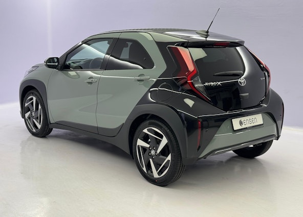 Vehicle image 4 Vehicle image 4