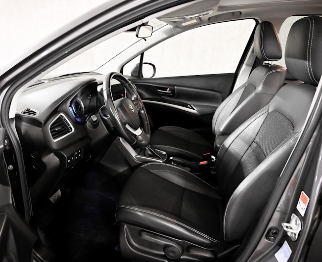 Vehicle image SUZUKI S-CROSS