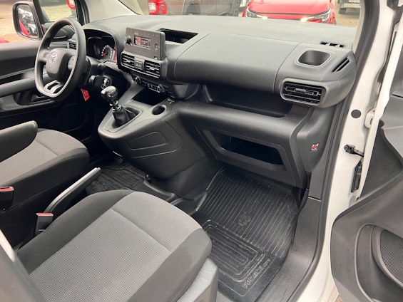 Vehicle image 14 Vehicle image 14