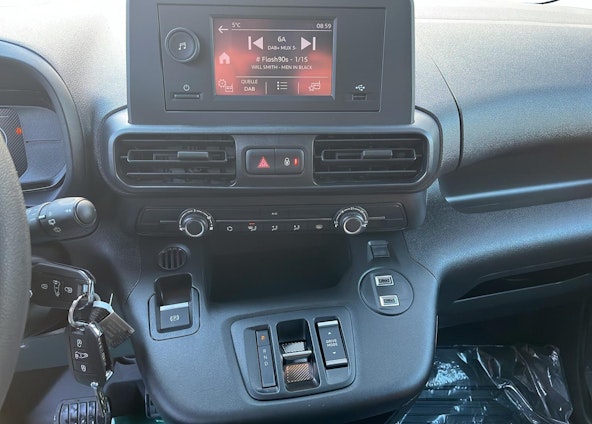 Vehicle image 8 Vehicle image 8