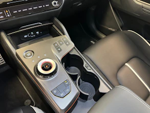 https://vehicle.imgix.net/4079437/1c2f0097-4d3b-46d4-8fbc-6c8f8e922a68.jpg