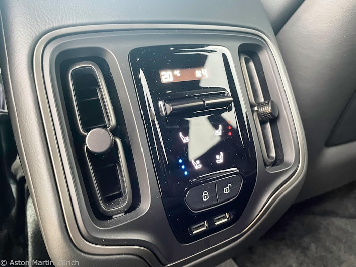 Vehicle image ASTON MARTIN DBX