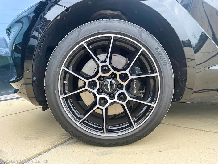 Vehicle image ASTON MARTIN DBX