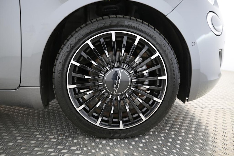 Vehicle image FIAT 500