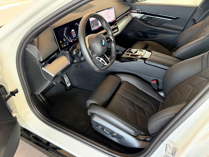 Vehicle image BMW 5 SERIES