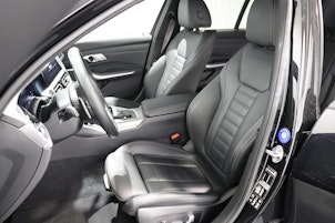 Vehicle image BMW 330i xDrive Touring