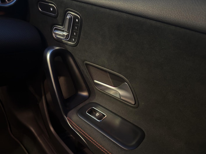 Vehicle image MERCEDES-BENZ A 180