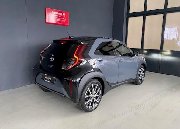 Vehicle image 4 Vehicle image 4