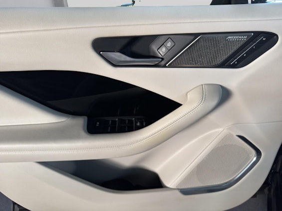 Vehicle image 9 Vehicle image 9