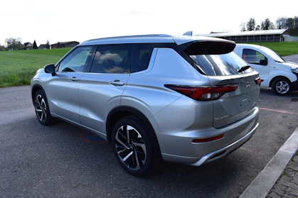 MITSUBISHI OUTLANDER 4