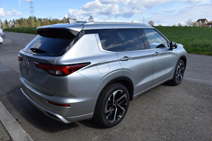 MITSUBISHI OUTLANDER 8