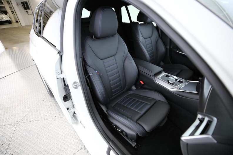 Vehicle image BMW 3 SERIES