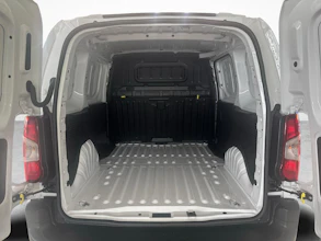 https://vehicle.imgix.net/4084806/484f7817-2d5b-4156-81c0-9a20f571f7fb.jpg