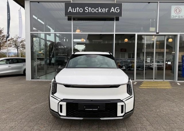 First vehicle image First vehicle image