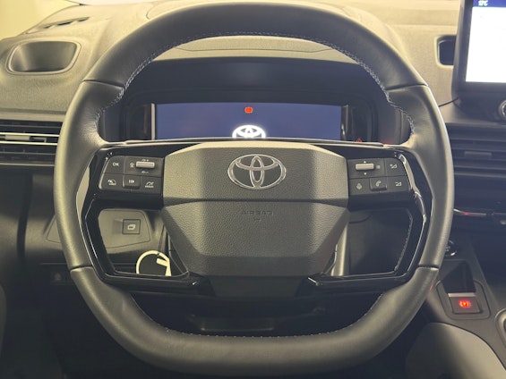 Vehicle image 17 Vehicle image 17