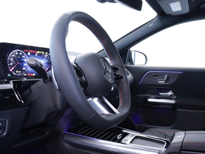 Vehicle image MERCEDES-BENZ GLA 200