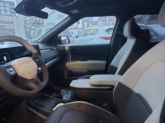 Vehicle image 16 Vehicle image 16