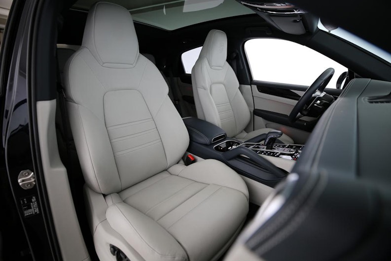 Vehicle image PORSCHE CAYENNE