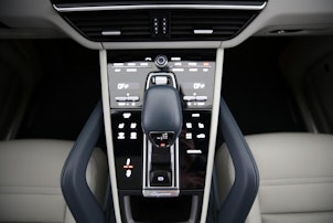 Vehicle image PORSCHE Cayenne Coupé 3.0 V6 E-Hybrid Platinum Edition