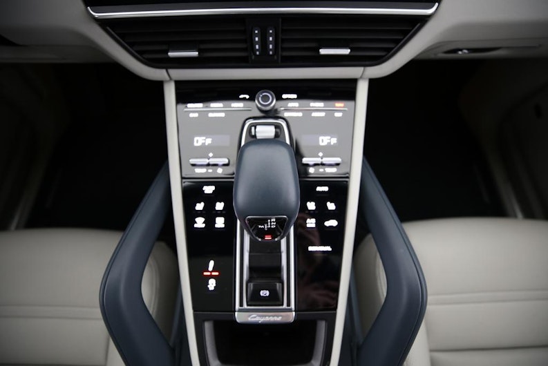 Vehicle image PORSCHE CAYENNE