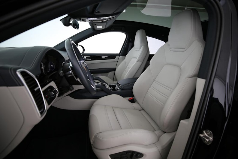 Vehicle image PORSCHE CAYENNE