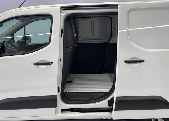 Vehicle image 13 Vehicle image 13