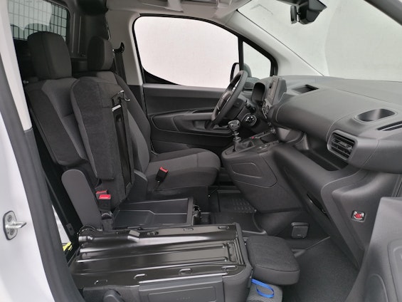 Vehicle image 6 Vehicle image 6