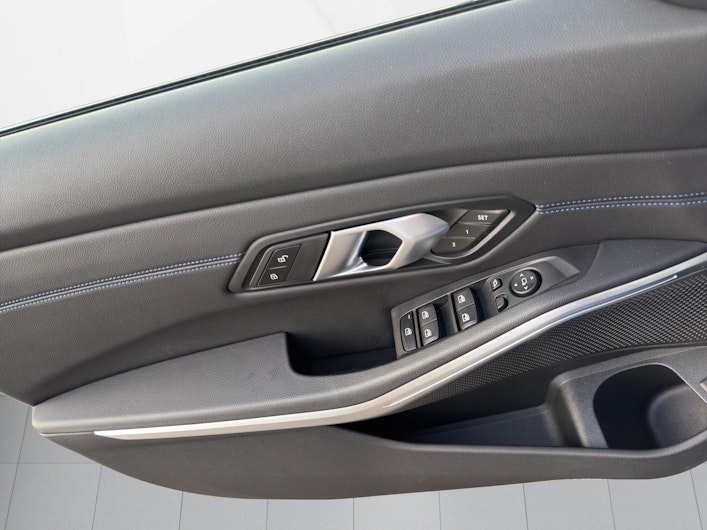 Vehicle image BMW 3 SERIES