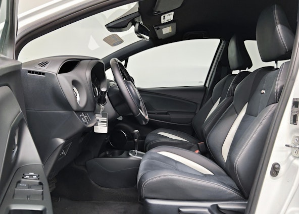 Vehicle image 4 Vehicle image 4