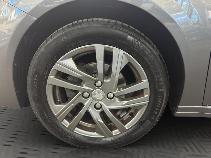 Vehicle image PEUGEOT 208