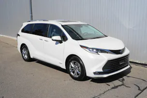 Toyota Sienna Hybrid Limited FWD