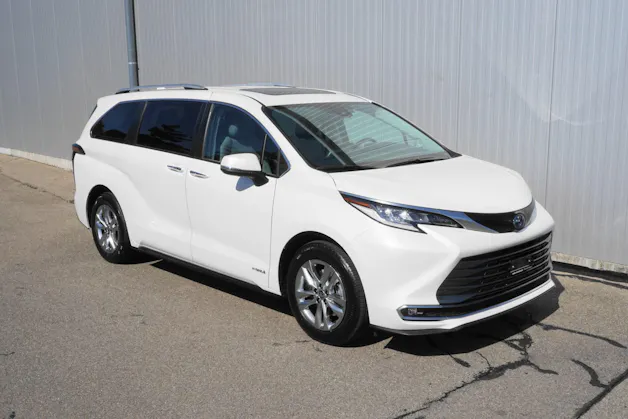 Toyota Sienna Hybrid Limited FWD