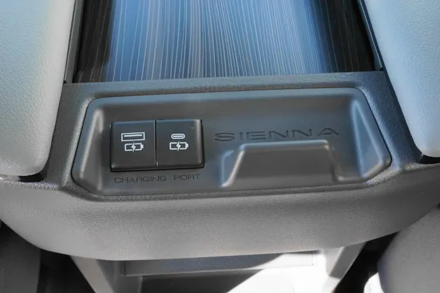 Toyota Sienna Hybrid Limited FWD