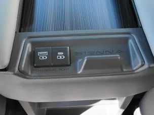 Toyota Sienna Hybrid Limited FWD