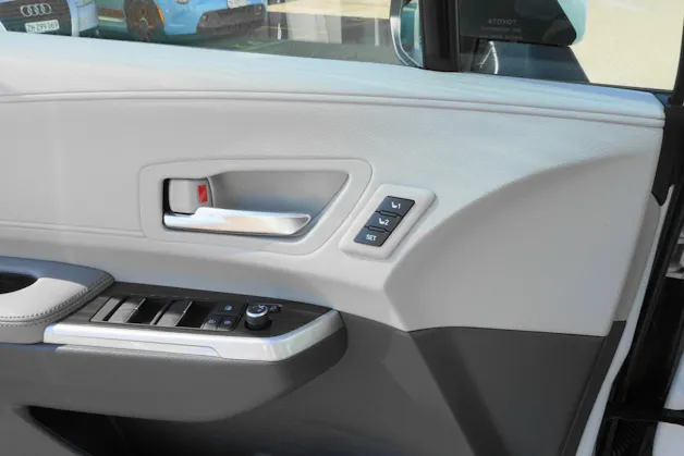 Toyota Sienna Hybrid Limited FWD
