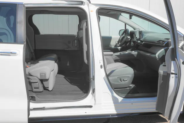 Toyota Sienna Hybrid Limited FWD