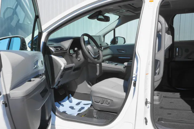 Toyota Sienna Hybrid Limited FWD