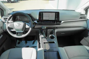 Toyota Sienna Hybrid Limited FWD