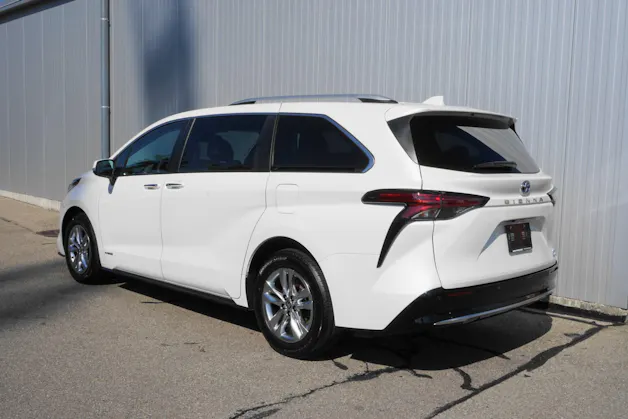 Toyota Sienna Hybrid Limited FWD