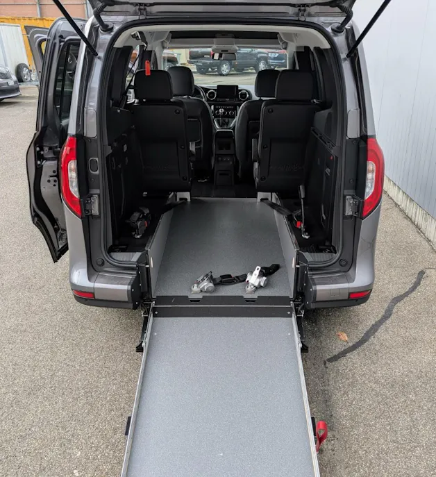 Mercedes-Benz T 180 Progressive Rollstuhlrampe