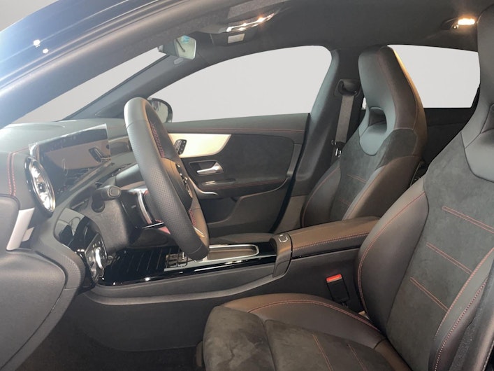 Vehicle image MERCEDES-BENZ CLA 200