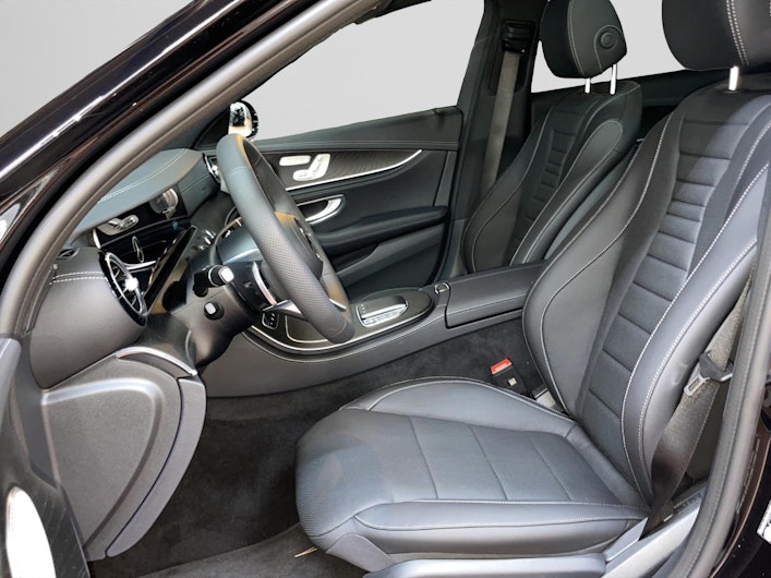 Vehicle image MERCEDES-BENZ E 220