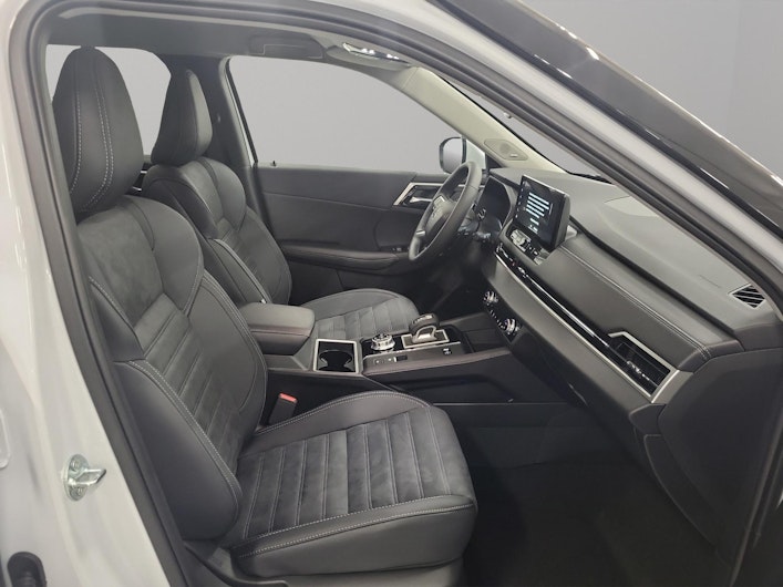 Vehicle image MITSUBISHI OUTLANDER