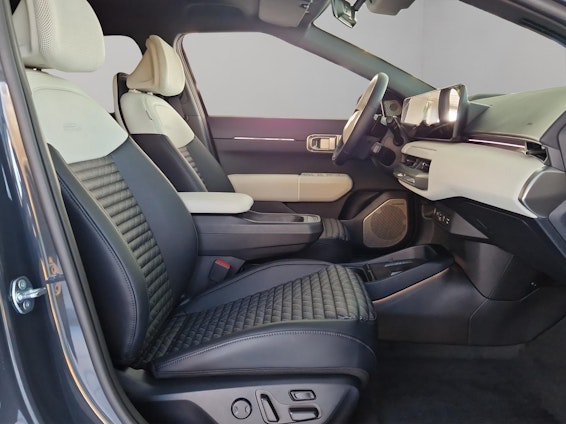 Vehicle image 9 Vehicle image 9