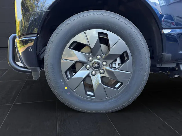 Ford F-Pickup F-150 LIGHTNING STANDARD RANGE BATTERY SUPER-CREW LARIAT Launch Edition 4x4