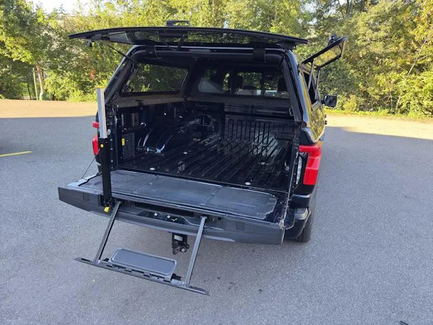 Ford F-Pickup F-150 LIGHTNING STANDARD RANGE BATTERY SUPER-CREW LARIAT Launch Edition 4x4