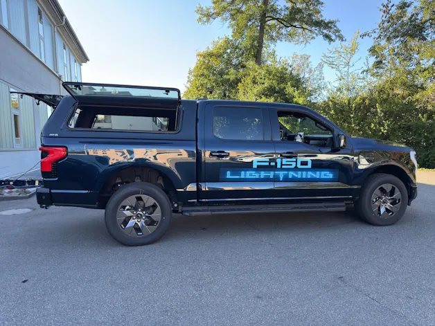 Ford F-Pickup F-150 LIGHTNING STANDARD RANGE BATTERY SUPER-CREW LARIAT Launch Edition 4x4