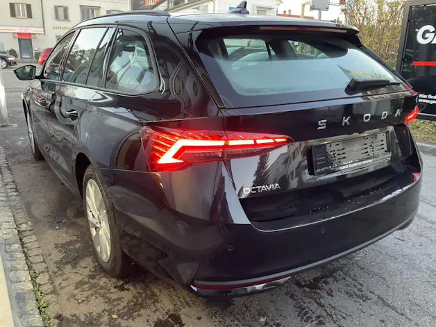 Škoda Octavia Combi 1.5 TSI mHEV 110 kW Selection *** ANHÄNGERKUPPLUNG & PANORAMADACH ***