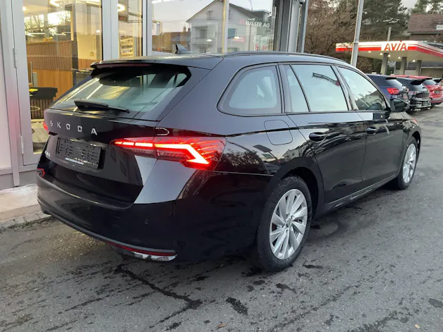 Škoda Octavia Combi 1.5 TSI mHEV 110 kW Selection *** ANHÄNGERKUPPLUNG & PANORAMADACH ***