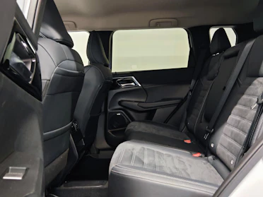 MITSUBISHI OUTLANDER 8